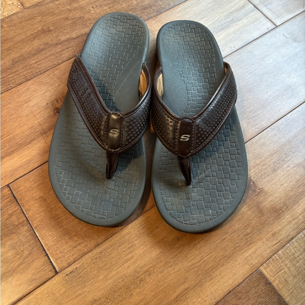 Skechers Brown and Gray Flip-Flops